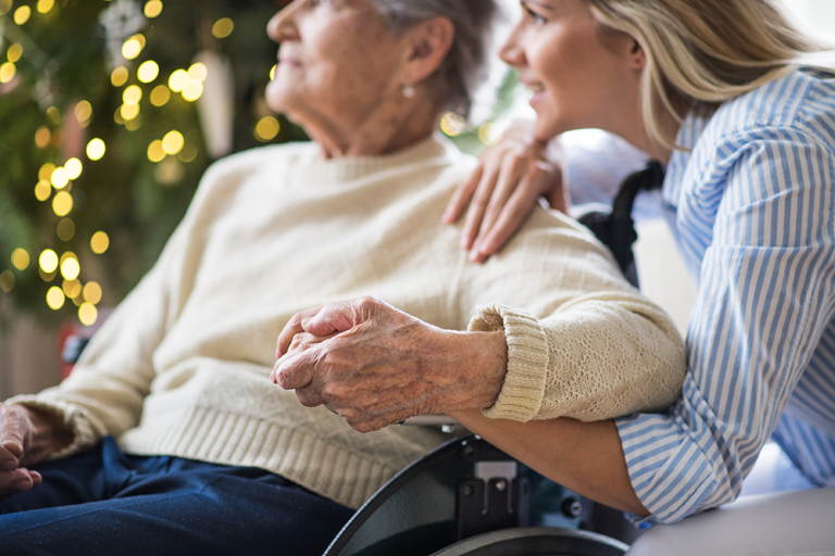 What to Look for When Visiting Elderly Loved Ones This Holiday Season